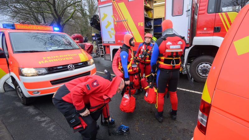 Einsatzkräfte der Wasserrettung der Feuerwehr Hannover auf einer überfluteten Straße zwischen Hannover und Hemmingen. Ein Mann war mit dem Fahrrad auf einer gesperrten Straße im tiefen Wasser gestürzt und weggespült worden.