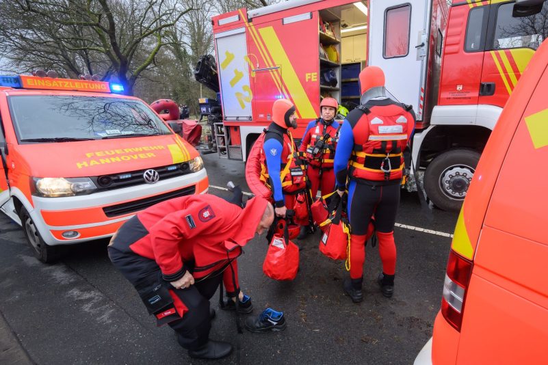 Einsatzkräfte der Wasserrettung der Feuerwehr Hannover auf einer überfluteten Straße zwischen Hannover und Hemmingen. Ein Mann war mit dem Fahrrad auf einer gesperrten Straße im tiefen Wasser gestürzt und weggespült worden.