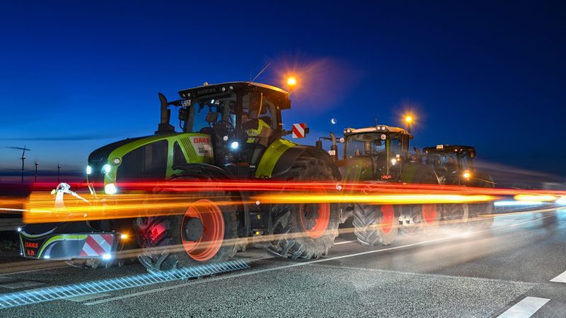 Landwirte blockieren mit ihren Traktoren die Auffahrt auf die Autobahn A12 in Richtung Berlin.