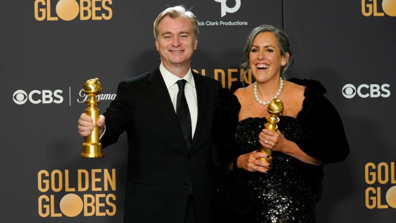 Regisseur Christopher Nolan freut sich mit seiner Frau, der Filmproduzent Emma Thomas, über die Golden Globes.