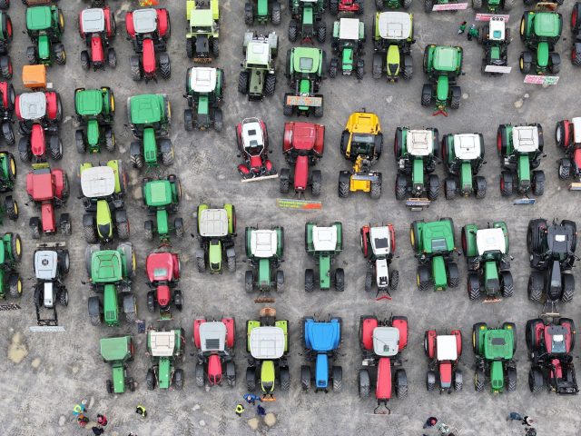 Bauern haben ihre Traktoren in Ravensburg auf einem Platz vor der Oberschwabenhalle abgestellt.