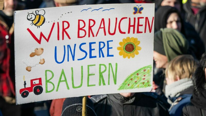 Kundgebung des Verbands der Freien Bauern gegen die Subventionskürzungen in der Agrarwirtschaft vor dem Brandenburger Tor.