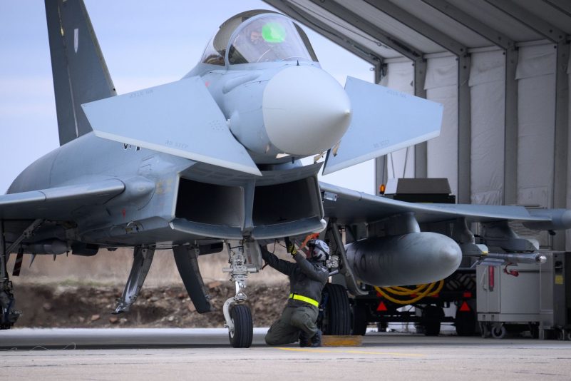 Bisher hat die Bundesregierung Eurofighter-Lieferungen wegen der Rolle Saudi-Arabiens im Jemen-Krieg und der Menschenrechtslage in dem Land abgelehnt.