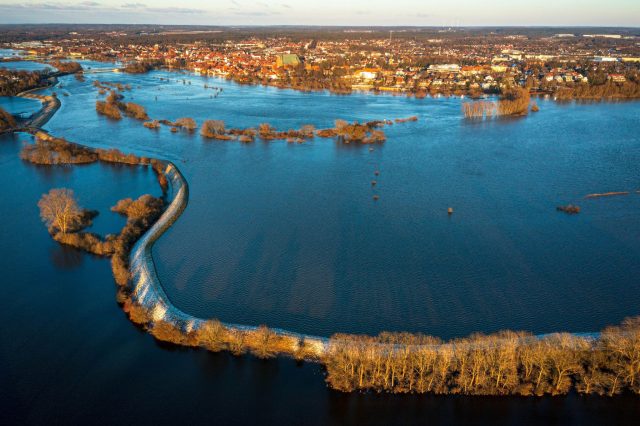 Die Wiesen am Fluss Aller sind überflutet. Die Hochwasserlage im niedersächsischen Landkreis Verden entspannt sich langsam, doch die Behörden mahnen noch zur Vorsicht.