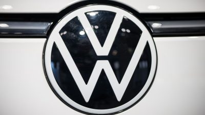 ChatGPT soll vom zweiten Quartal an in mehrere VW-Serienfahrzeuge kommen.