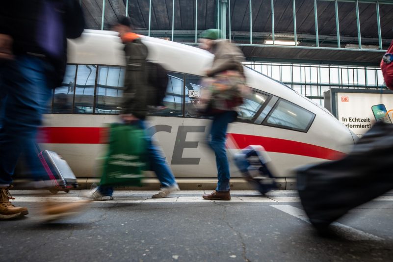 Die Lokführergewerkschaft GDL will die Bahn und auch das Eisenbahnunternehmen Transdev bestreiken. Besonders stark könnte der Regionalverkehr betroffen sein (Archivbild).