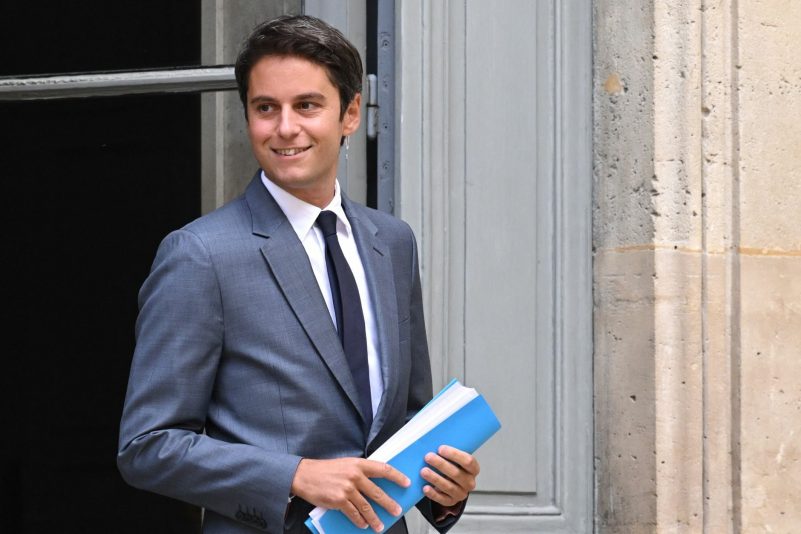 Gabriel Attal war bislang Bildungsminister in Frankreich. Nun wurde er von Präsident Macron zum Premierminister ernannt. (Archivbild)