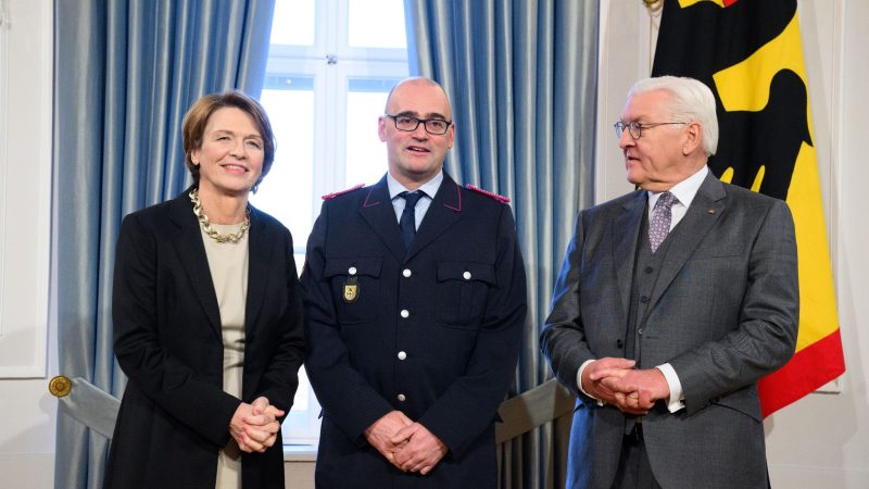 Bundespräsident Frank-Walter Steinmeier und seine Frau Elke Büdenbender begrüßen Torben Voigt aus Verden (M) beim Neujahrsempfang im Schloss Bellevue.