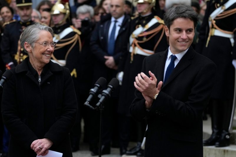 Elisabeth Borne, scheidende Premierministerin von Frankreich, lächelt dem neu ernannten Premierminister Gabriel Attal nach der Übergabezeremonie in Paris zu.