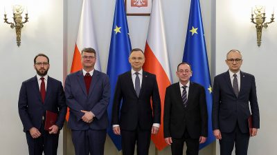 Präsident Andrzej Duda (M.) posiert mit den verurteilten Pis-Politikern Maciej Wasik (2.v.l) und Mariusz Kaminski (2.v.r).