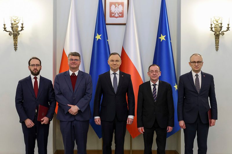 Präsident Andrzej Duda (M.) posiert mit den verurteilten Pis-Politikern Maciej Wasik (2.v.l) und Mariusz Kaminski (2.v.r).