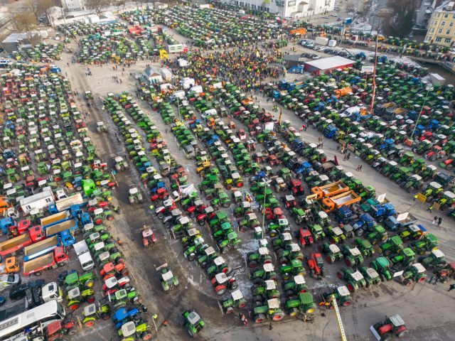 Mit hunderten Traktoren nehmen Landwirte an einer Kundgebung in Augsburg teil.