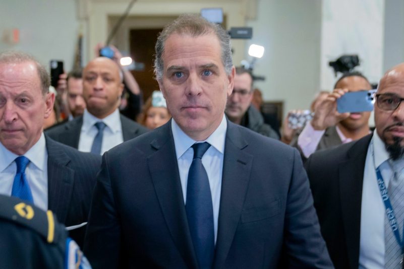 Hunter Biden (M) verlässt eine Anhörung des House Oversight Committee.