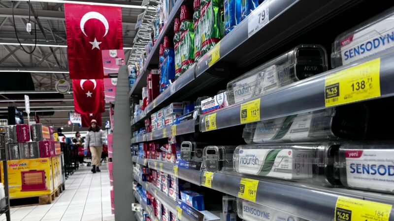 Selbst die Zahnpasta ist diebstahlgeschützt. Im Dezember er lag die Teuerungsrate in der Türkei bei knapp 65 Prozent.