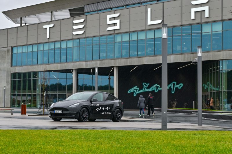 Der Elektroauto-Hersteller Tesla muss die Produktion in Grünheide bei Berlin wegen der Angriffe der jemenitischen Huthi-Rebellen im Roten Meer für rund zwei Wochen weitgehend stoppen.