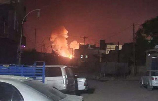 Feuer und Rauch nach einem Luftangriff in der Nähe von Sanaa im Jemen.