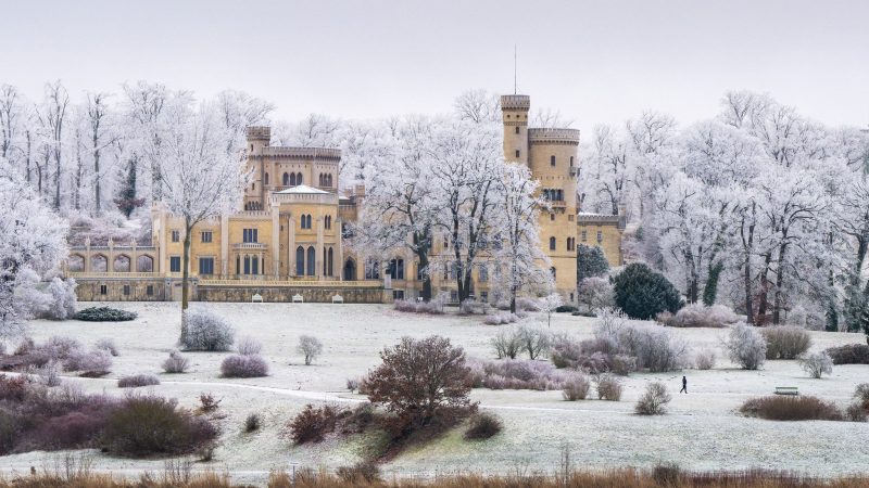 Schnee und Frost hüllen Schloss Babelsberg in Potsdam in winterliches Weiß. Am Wochenende sollen die Temperaturen etwas milder werden.