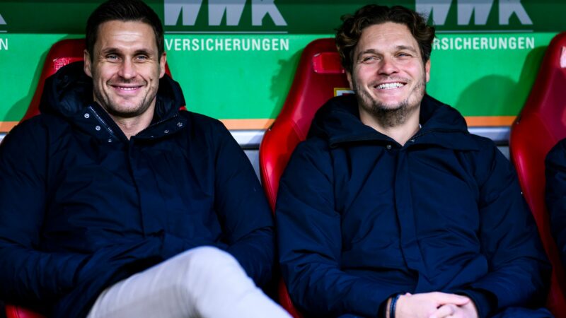 BVB-Sportdirektor Sebastian Kehl (l) und Trainer Edin Terzic hoffen auf einen erfolgreichen Start ins neue Jahr.