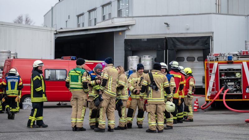 Einsatzkräfte der Feuerwehr auf dem Gelände der Firma in Konstanz.