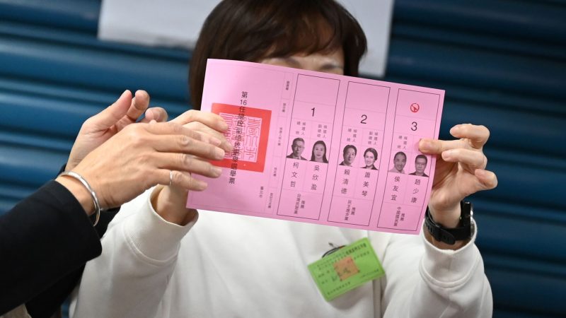 Bei der Auszählung der Stimmen werden die Wahlzettel Bürgern gezeigt, um das Verfahren transparent zu machen.