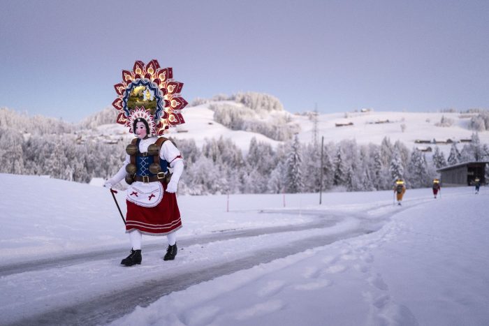 Im Schweizer Kanton Appenzell ziehen die Silvesterchläuse mit ihren Schellen zu Bauern der Region, um ihre Neujahrswünsche zu überbringen. Nach einer Gesangs- und Tanzaufführung erhalten sie heiße Getränke.