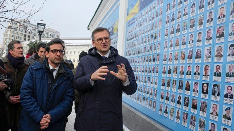 Dmytro Kuleba (r) und Stéphane Séjourné besuchen in Kiew die Gedenkmauer der gefallenen Soldaten der Ukraine.