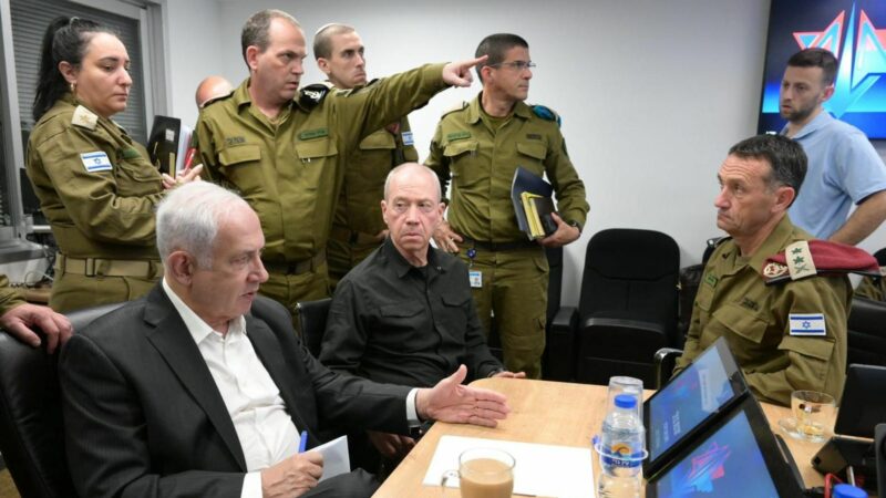 Israels Ministerpräsident Benjamin Netanjahu (l) und sein Verteidigungsminister Joav Galant (M) besprechen im Hauptquartier der Armee die Lage.
