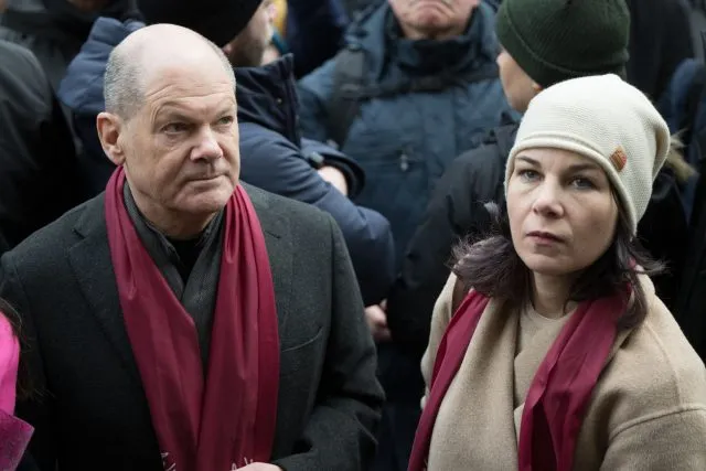 Bundeskanzler Olaf Scholz (SPD) und Außenministerin Annalena Baerbock (Bündnis 90/Die Grünen) nehmen an einer Demonstration in Potsdam teil.