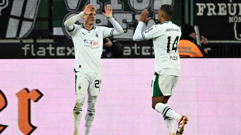 Borussia Mönchengladbach um Torschütze Robin Hack (l) hat dem VfB Stuttgart einen Dämpfer zum Jahresanfang verpasst.