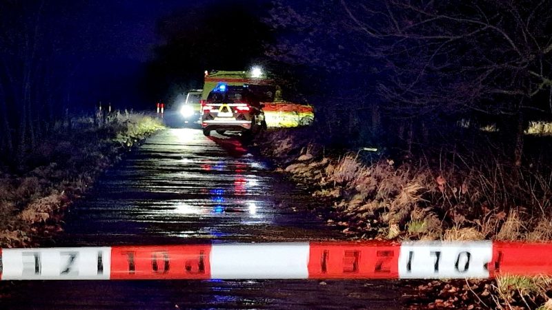 Polizei und Sanitäter sind an einem Tatort im Einsatz. In einem Auto in Mittenwalde (Landkreis Dahme-Spreewald) ist in der Nacht ein totes Kleinkind entdeckt worden.