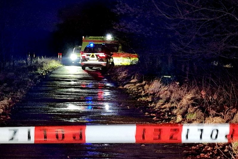 Polizei und Sanitäter sind an einem Tatort im Einsatz. In einem Auto in Mittenwalde (Landkreis Dahme-Spreewald) ist in der Nacht ein totes Kleinkind entdeckt worden.