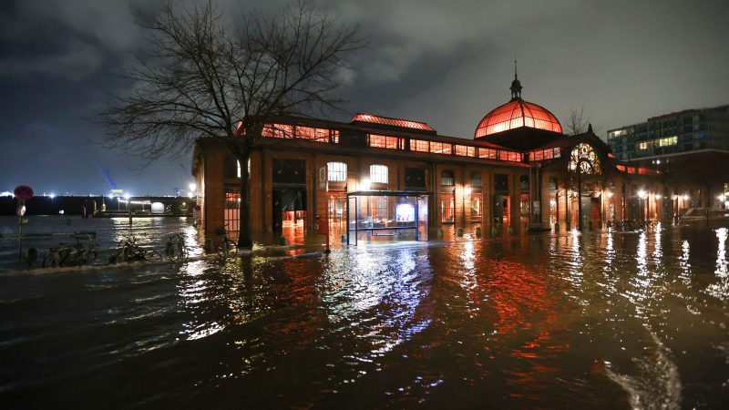 Der Hamburger Fischmarkt mit der Fischauktionshalle steht unter Wasser.