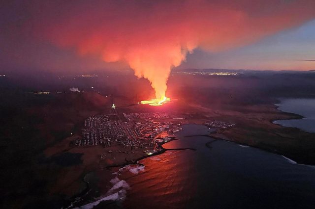 Ein Vulkan auf Island spuckt Lava. Es ist der zweite Vulkanausbruch innerhalb von vier Wochen auf der Insel.