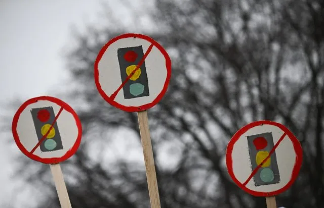 Die Unzufriedenheit mit der Ampel-Koalition ist groß - spürbar war das auch bei den Bauernprotesten in Berlin, wo Schilder mit durchgestrichenen Ampeln zu sehen waren. Doch sollte es eine Neuwahl geben?