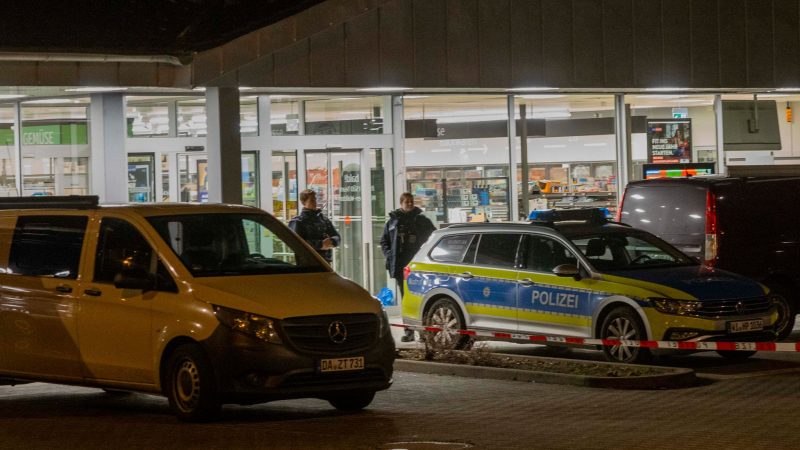 Einsatzkräfte der Polizei sichern einen Supermarkt im hessischen Mörfelden. In einem Supermarkt im südhessischen Mörfelden-Walldorf ist am Abend eine 38 Jahre alte Angestellte erschossen worden. Der 48 Jahre alte mutmaßliche Täter hat danach Suizid begangen, wie die Staatsanwaltschaft Darmstadt und die Polizei mitteilten.