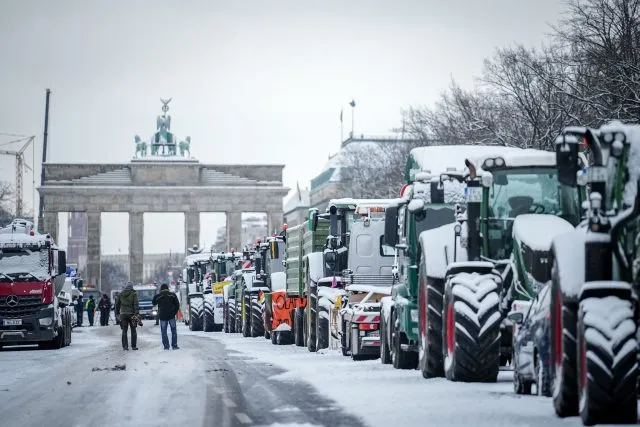 Einige Hundert Bauern mit ihren Traktoren und anderen Fahrzeugen demonstrieren auf der Straße des 17. Juni.