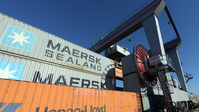 Container von Hapag-Lloyd und Maersk stehen im Umschlagbahnhof. Die Containerreedereien Hapag-Lloyd und Maersk haben eine Zusammenarbeit vereinbart.