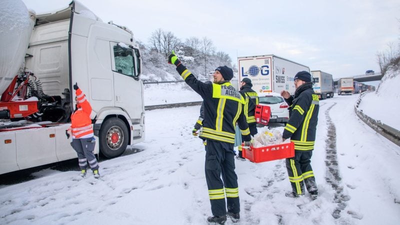 Zahlreiche Lastwagen haben die A5 in Osthessen wegen Schnee und Eis blockiert.