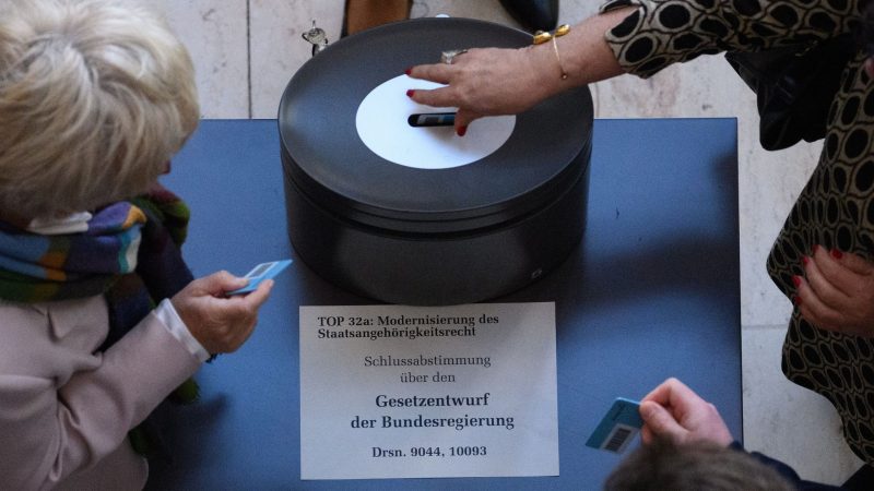 Bundestag beschließt Gesetz für schnellere Einbürgerungen