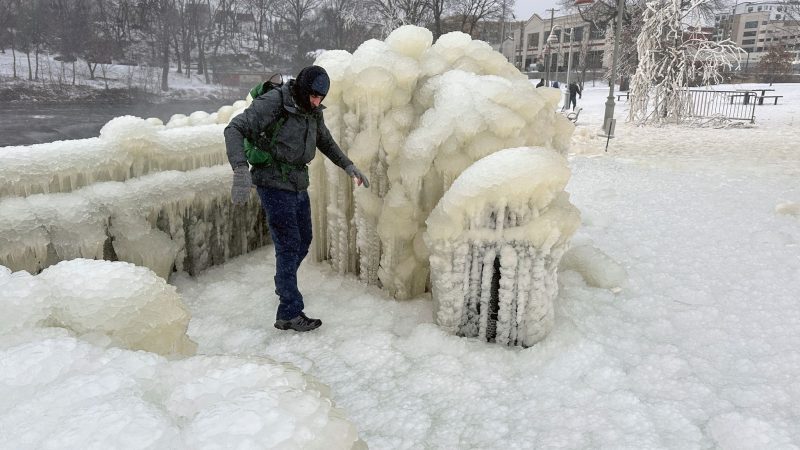Unweit der Great-Falls-Wasserfälle von Paterson im US-Bundesstaat New Jersey geht ein Mann über eine dicke Eisschcht.