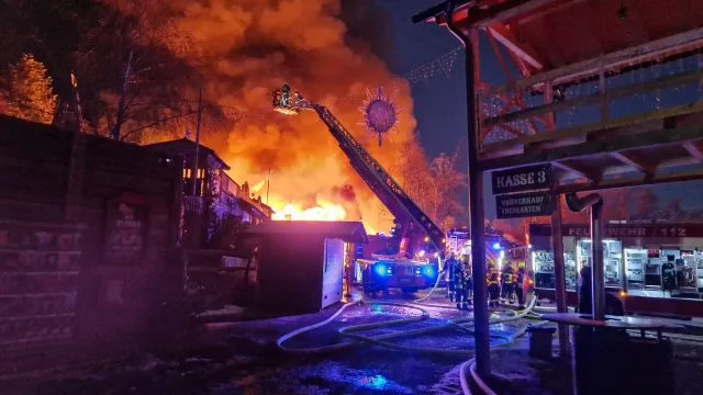 Feuerwehrleute löschen einen Brand in der Westernstadt Pullman City.
