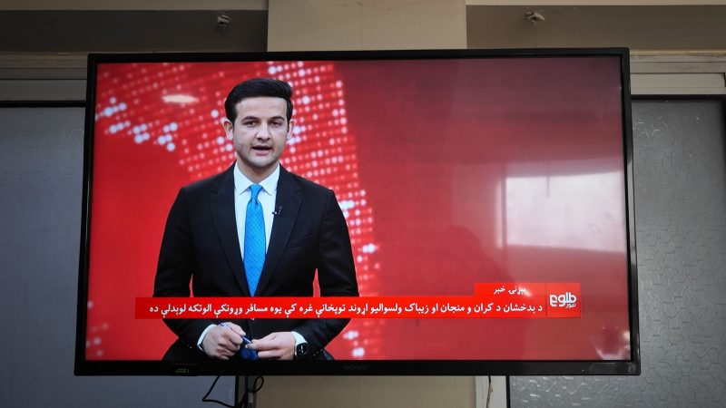 Ein afghanischer Fernsehsenders berichtet über den Absturz eines Passagierflugzeugs in der Provinz Badachschan.