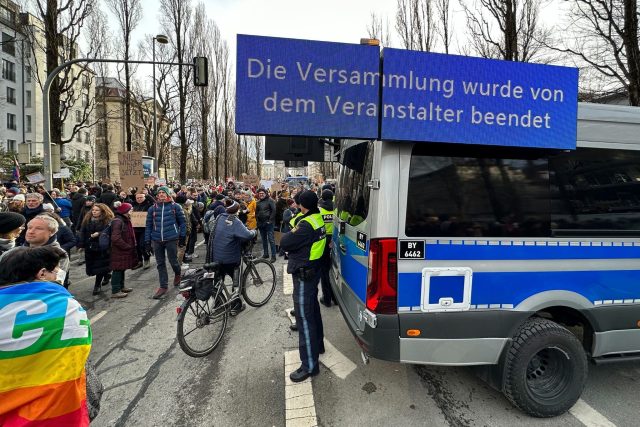 Wegen zu großen Andrangs wurde die Demonstration gegen rechts in München abgebrochen.