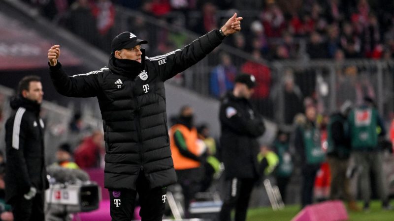 Bayerns Trainer Thomas Tuchel ruft Spielern Anweisungen zu.