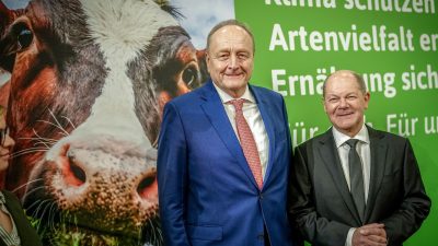 Bundeskanzler Olaf Scholz mit Bauernpräsident Joachim Rukwied auf der Grünen Woche.