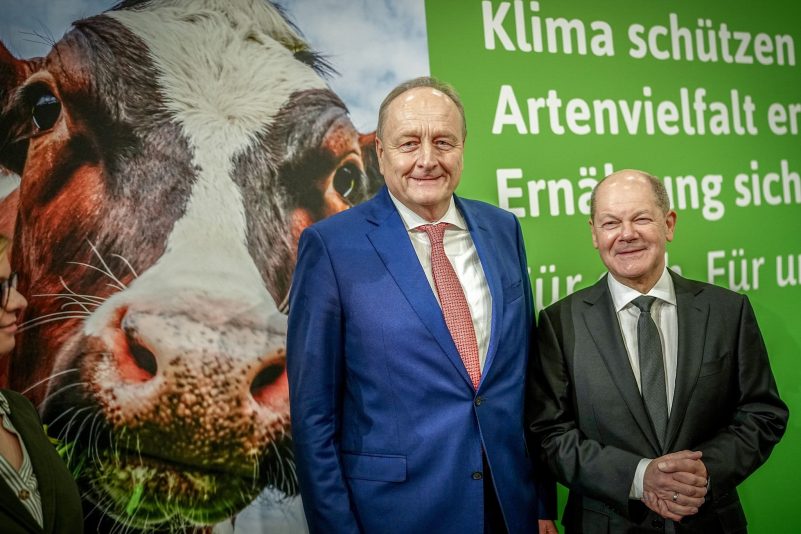 Bundeskanzler Olaf Scholz mit Bauernpräsident Joachim Rukwied auf der Grünen Woche.