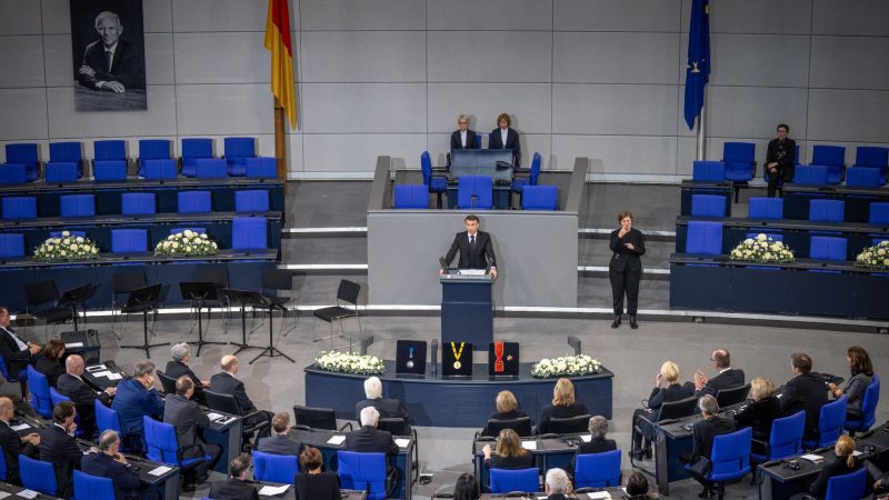 Frankreichs Präsident Emmanuel Macron spricht beim Trauerstaatsakt für Wolfgang Schäuble im Plenarsaal des Bundestags.