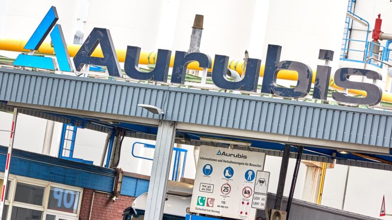 Vertreter des Aufsichtsrats des Hamburger Kupferproduzenten Aurubis verhandeln mit drei von vier Vorstandsmitgliedern über eine Beendigung ihrer Vorstandstätigkeit.