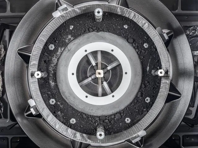 Ein&nbsp;Behälter mit einer Geröllprobe von dem Asteroiden Bennu. Die Nasa hat wochenlang versucht den Behälter zu öffnen.