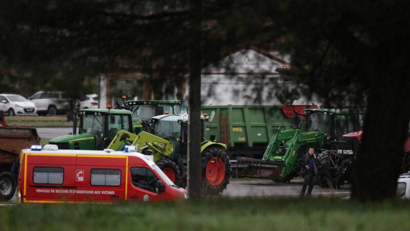 Ein Feuerwehrfahrzeug in der Nähe des Ortes, an dem die Landwirtin zum Tode kam.